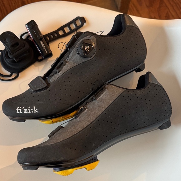 Men’s Fizí:k Fizik Carbon Cycling Shoes US10 Free Cygolite HotRod & Phone Mount - Picture 3 of 7